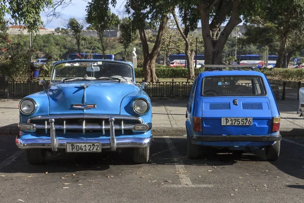 Alter Fiat 126 Der Nähe Des Alten Chevy Havanna — Stockfoto