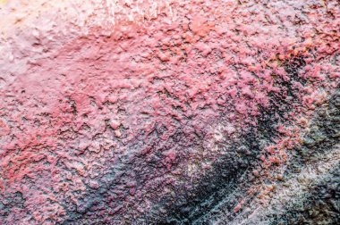 Pembe alçı duvar. Parlak doku ve karanlık elementler. Grunge duvar kağıdı.