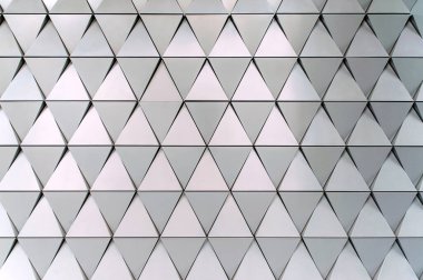 Modern şehir mimarisi cephesinde alüminyum üçgen geometri yapıları inşa etmek