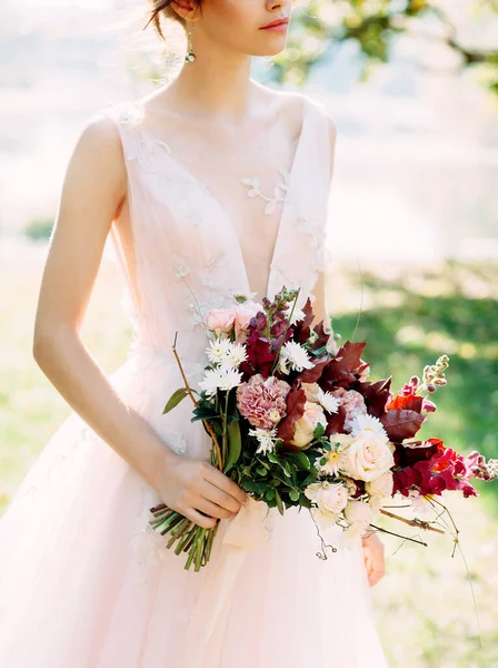 Giovane Sposa Abito Roseo Tenuta Matrimonio Bouquet Autunno Con Fiori — Foto Stock