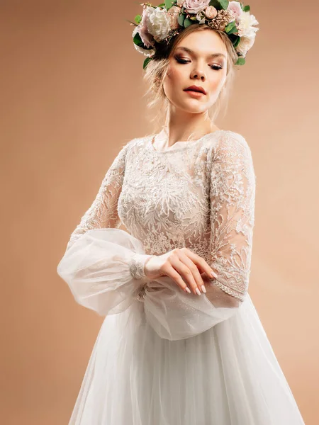 Bella Sposa Sfondo Beige Abito Sposa Bianco Con Maniche Lunghe — Foto Stock