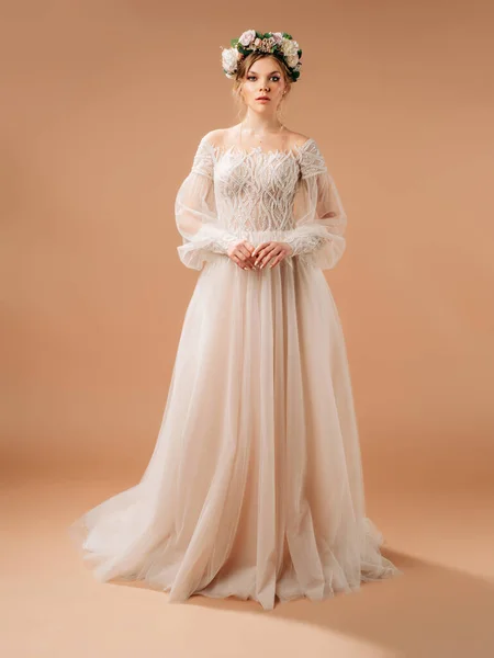 Abito Sposa Moda Bella Sposa Una Corona Floreale Ritratto Figura — Foto Stock