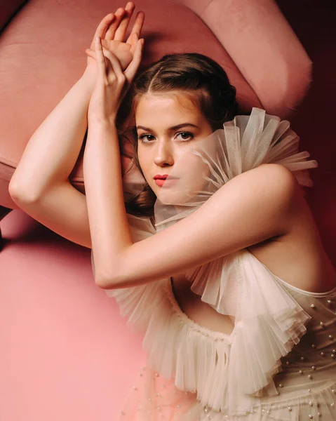 Весільна Мода Красива Брюнетка Наречена Бежевій Сукні Лежить Блідо Рожевому — стокове фото
