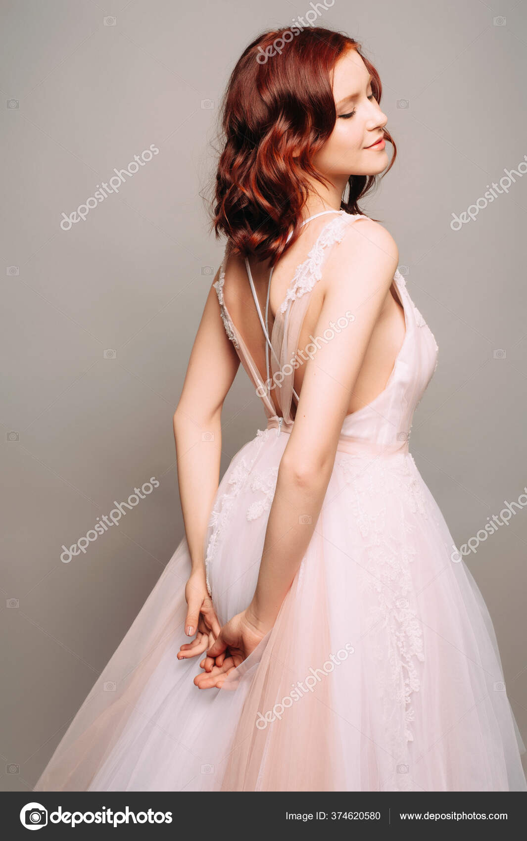 Novia Jengibre Vestido Novia Tul Rosa Estudio Hermosa Novia Vestido — Foto  de stock #374620580 © Stylish_Pics, image size:1065x1700