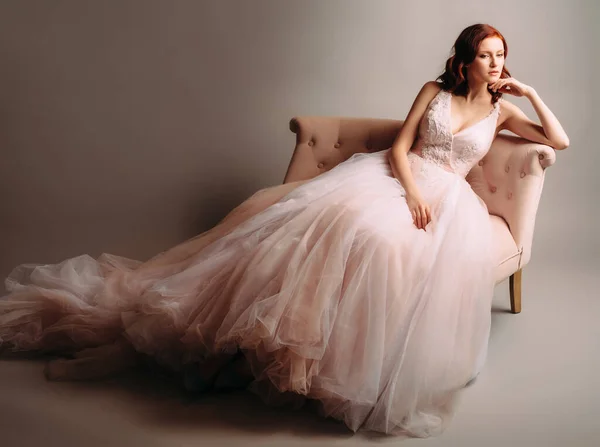 Sposa Dai Capelli Rossi Abito Sposa Rosa Seduta Divano Vintage — Foto Stock