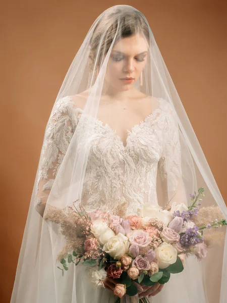 Moda Sposa Bella Giovane Sposa Con Lungo Velo Sul Viso — Foto Stock