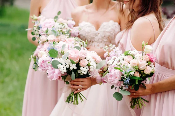伴娘的花束婚礼花束的特写时尚的夏季婚礼 现代时尚婚礼的潮流 优雅美丽的风格 现代概念 — 图库照片