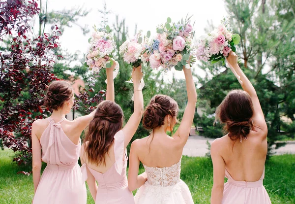 Hochzeitssträuße Brautjungfernsträuße Braut Mit Brautjungfern Staubrosa Kleidern Haben Spaß Hochzeitstag — Stockfoto