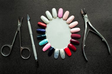 Ultraviyole ışık pedikürü için aletler. Tırnak cilası döşemesi, tırnak makası, tırnak cilası, tırnak cilası, siyah arka planda tırnak makası tasarımcı imzası için fotokopi alanı. Üst görünüm, makro, yakın çekim.