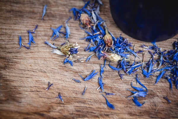 Coupe bleue avec thé fleuri sur un fond en bois. Petit déjeuner, santé, phytothérapie, aliments sains. Concept et composition — Photo