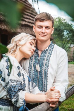 Bir ahşap evin arka planda çiçekler bir demet ile bir işlemeli gömlek inanılmaz düğün çift