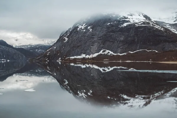 Landschaft von Bergen und See genießen Landschaft. Reiselebensstil-Konzept. — Stockfoto
