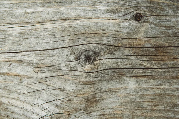 La structure de l'ancienne planche. Surface avec fissures et nœuds. Lignes et motifs visibles — Photo