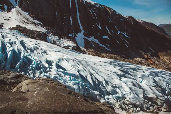 Prachtig landschap op de bergen en de gletsjer Svartisen landschap in Noorwegen Scandinavische natuur oriëntatiepunten ecologie concept. Blauwe sneeuw en ijs. — Stockfoto