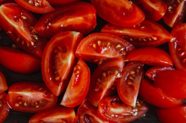 Doğranmış domates parçaları doku deseni. Yiyecek sebze bileşeni küçük parçalara bölünmüş.