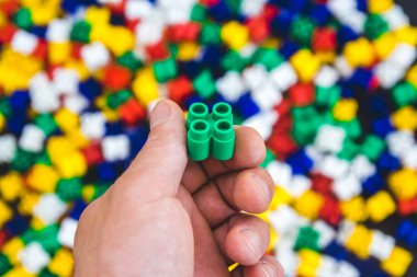 Rengarenk plastik tuğlalar ve renkli arka planda oyuncakların detaylarıyla.