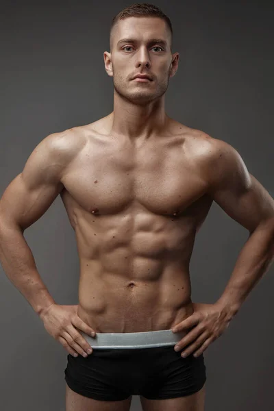 hombres musculosos en ropa interior