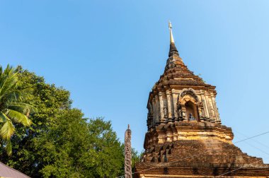 Büyük Chedi Wat Lok Moli tapınağın ne zaman inşa edildiği bilinmemekle birlikte 1367 Ce 'de bir sözleşmede bahsedilmiştir. Mangrai hanedanlığının altıncı kralı, Kral Kuena (1355-1385)).