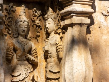 Eski sıva desenleri, Wat Chet Yot tapınağı, B.E. 1998 Kral Bhumibol Adulyadej Mangrai Hanedanı 'nın 9. kralı alçıdan dekore edilmiş. Bir Bodh Gaya pagoda Hindistan..