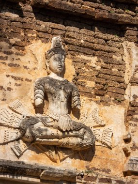 Eski sıva desenleri, Wat Chet Yot tapınağı, B.E. 1998 Kral Bhumibol Adulyadej Mangrai Hanedanı 'nın 9. kralı alçıdan dekore edilmiş. Bir Bodh Gaya pagoda Hindistan..