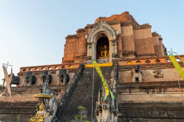 Wat Chedi Luang tapınağı, Phaya Saen Mueang döneminde inşa edilen Mangrai Hanedanı Kralı Rama Vii 'nin bu tapınağın 1928 - 1945 yılları arasında inşa edilmesi gerektiği varsayılır..