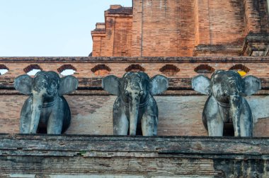 Wat Chedi Luang tapınağı, Phaya Saen Mueang döneminde inşa edilen Mangrai Hanedanı Kralı Rama Vii 'nin bu tapınağın 1928 - 1945 yılları arasında inşa edilmesi gerektiği varsayılır..