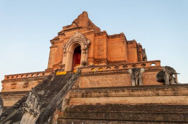 Wat Chedi Luang tapınağı, Phaya Saen Mueang döneminde inşa edilen Mangrai Hanedanı Kralı Rama Vii 'nin bu tapınağın 1928 - 1945 yılları arasında inşa edilmesi gerektiği varsayılır..