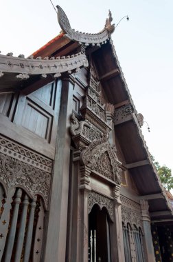 Wat Chedi Luang tapınağı, Phaya Saen Mueang döneminde inşa edilen Mangrai Hanedanı Kralı Rama Vii 'nin bu tapınağın 1928 - 1945 yılları arasında inşa edilmesi gerektiği varsayılır..