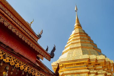 Wat Phra Doi Suthep tapınağı, tapınak Chiang Mai ovalarından 689 metre yükseklikte ve deniz seviyesinden 1046 metre yükseklikte..