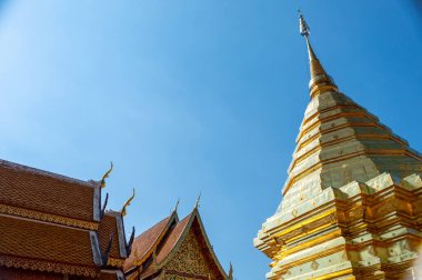 Wat Phra Doi Suthep tapınağı, tapınak Chiang Mai ovalarından 689 metre yükseklikte ve deniz seviyesinden 1046 metre yükseklikte..