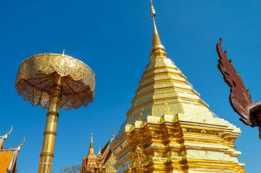 Wat Phra Doi Suthep tapınağı, tapınak Chiang Mai ovalarından 689 metre yükseklikte ve deniz seviyesinden 1046 metre yükseklikte..