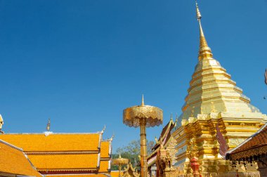Wat Phra Doi Suthep tapınağı, tapınak Chiang Mai ovalarından 689 metre yükseklikte ve deniz seviyesinden 1046 metre yükseklikte..