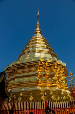 Wat Phra Doi Suthep tapınağı, tapınak Chiang Mai ovalarından 689 metre yükseklikte ve deniz seviyesinden 1046 metre yükseklikte..