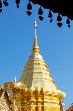 Wat Phra Doi Suthep tapınağı, tapınak Chiang Mai ovalarından 689 metre yükseklikte ve deniz seviyesinden 1046 metre yükseklikte..
