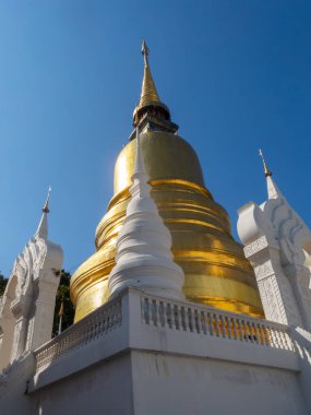 Wat Suan Dok Tapınağı B.E.2450 yılında Prenses Dara Rasami Chiang Mai hükümdarının ve akrabalarının kemiklerini toplamaktan memnuniyet duyardı..