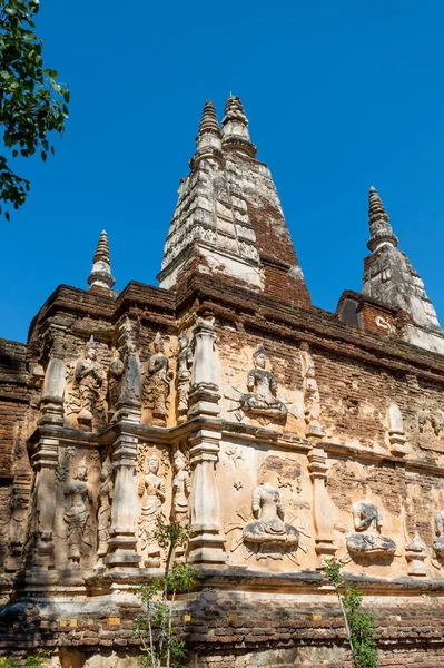 고대의 Wat Chet Yot Temple 1998 로카라 왕조의 왕으로 석탄화로 — 스톡 사진