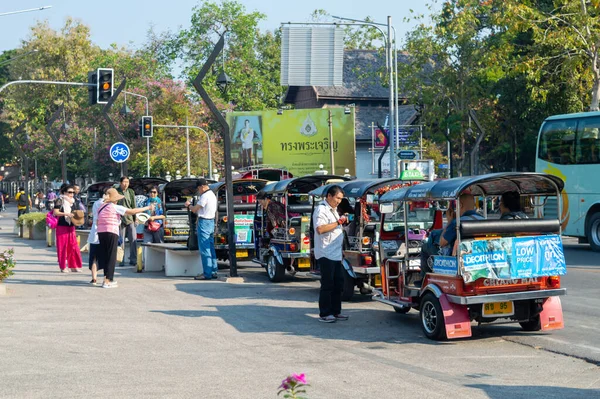 チェンマイタイ 1月2020 トゥクトゥク車を利用する観光客のグループは チェンマイで旅行するためにバスから降りています タイの多くの目的地でトゥクトゥク車が利用可能です — ストック写真