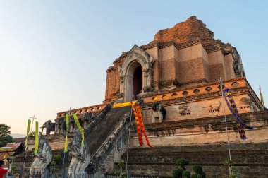 Chiang Mai Tayland-10 Ocak 2020: Wat Chedi Luang Tapınağı, Mangrai Dynastyli Phaya Saen Mueang Kralı Rama Vii döneminde inşa edildi..