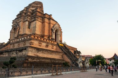 Chiang Mai Tayland-10 Ocak 2020: Wat Chedi Luang Tapınağı, Mangrai Dynastyli Phaya Saen Mueang Kralı Rama Vii döneminde inşa edildi..