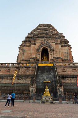 Chiang Mai Tayland-10 Ocak 2020: Wat Chedi Luang Tapınağı, Mangrai Dynastyli Phaya Saen Mueang Kralı Rama Vii döneminde inşa edildi..