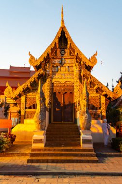 Chiang Mai Tayland-10 Ocak 2020: Wat Chedi Luang Tapınağı, Mangrai Dynastyli Phaya Saen Mueang Kralı Rama Vii döneminde inşa edildi..