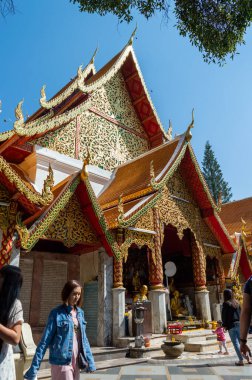 Chiang Mai-Tayland 12 Ocak 2020: Wat Phra Doi Suthep tapınağı Chiang Mai ovalarından 689 metre yükseklikte ve deniz seviyesinden 1046 metre yükseklikte.