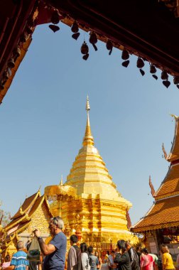 Chiang Mai-Tayland 12 Ocak 2020: Wat Phra Doi Suthep tapınağı Chiang Mai ovalarından 689 metre yükseklikte ve deniz seviyesinden 1046 metre yükseklikte.