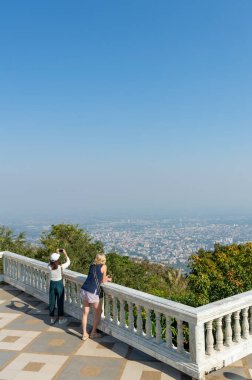 Chiang Mai-Tayland 12 Ocak 2020: Chiang Mai şehrinin manzarası, Doi Suthep turistlerinin resim çekimleri ve Chiang Mai 'nin şehir manzarası.