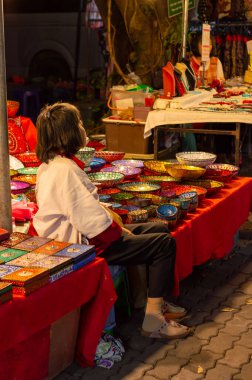 Chiang Mai Walking Street Chiang Mai Tayland - 12 Ocak 2020: İpek, seramik, metal, cam, ahşap veya sanat ve yemekten oluşan yerel bir el işi pazarı