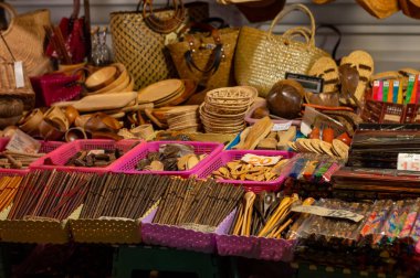 Chiang Mai Walking Street Chiang Mai Tayland - 12 Ocak 2020: İpek, seramik, metal, cam, ahşap veya sanat ve yemekten oluşan yerel bir el işi pazarı