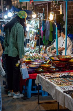 Chiang Mai Walking Street Chiang Mai Tayland - 12 Ocak 2020: İpek, seramik, metal, cam, ahşap veya sanat ve yemekten oluşan yerel bir el işi pazarı