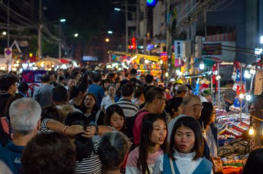 Chiang Mai Walking Street Chiang Mai Tayland - 12 Ocak 2020: İpek, seramik, metal, cam, ahşap veya sanat ve yemekten oluşan yerel bir el işi pazarı