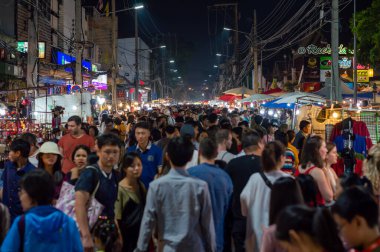 Chiang Mai Walking Street Chiang Mai Tayland - 12 Ocak 2020: İpek, seramik, metal, cam, ahşap veya sanat ve yemekten oluşan yerel bir el işi pazarı