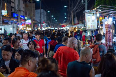 Chiang Mai Walking Street Chiang Mai Tayland - 12 Ocak 2020: İpek, seramik, metal, cam, ahşap veya sanat ve yemekten oluşan yerel bir el işi pazarı